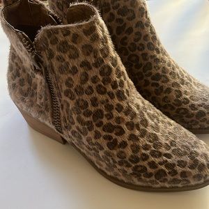 VERY G TWINKLE 2 CHEETAH PRINT FAUX FUR ANKLE BOOTS. SIZE 10 NWT